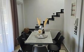 Mary'S Luxury Apartment Nemea